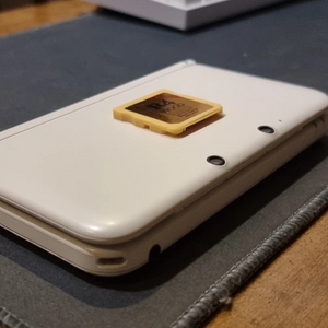 닌텐도 3DS XL 화이트 칩. 충전기 포함