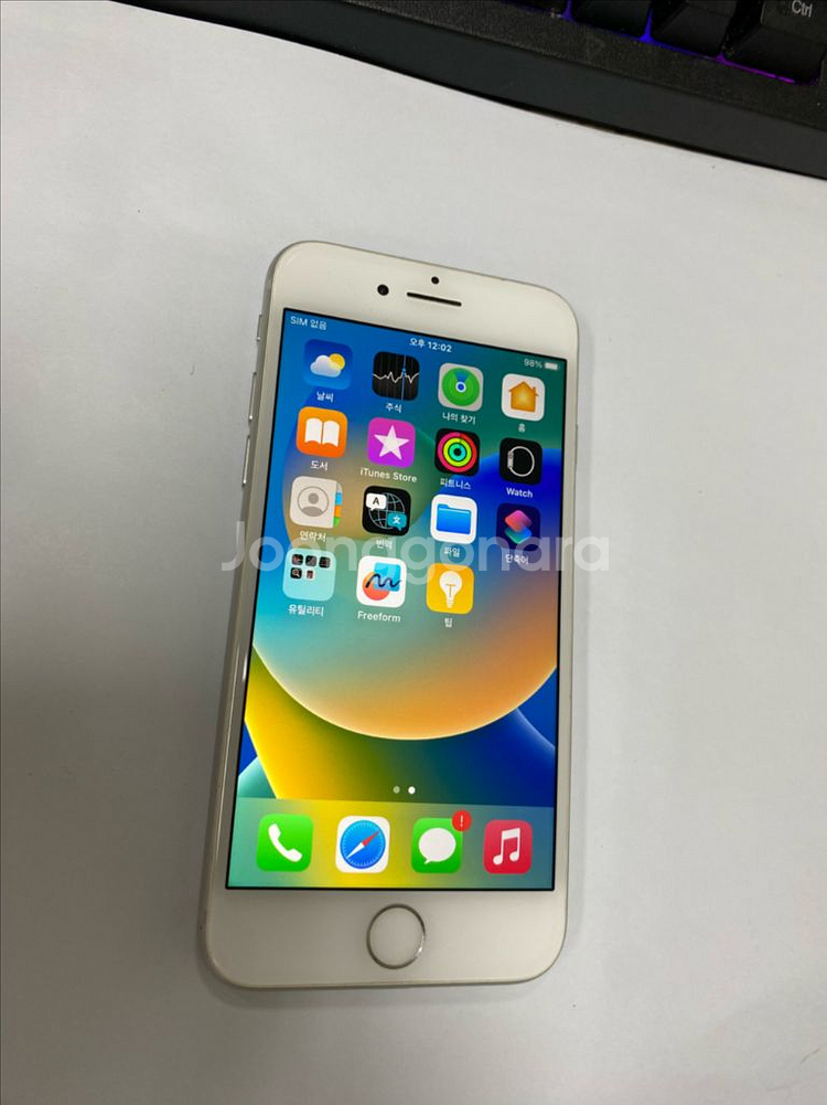 아이폰8 실버 액정+뒷면SS급 64GB 배터리100%--1