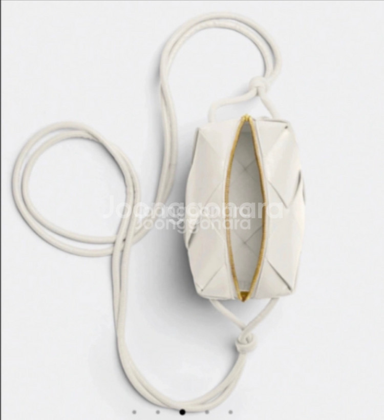 보테가베네타 미니 카세트 카메라백 화이트 새상품--1