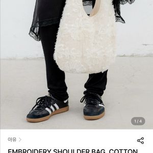 아유 가방 EMBROIDERY SHOULDER BAG