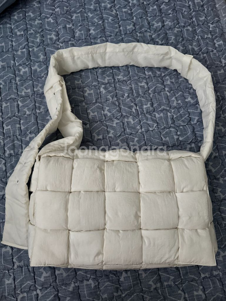 보테가베네타 맥시 패디드 테크 카세트백 화이트--1