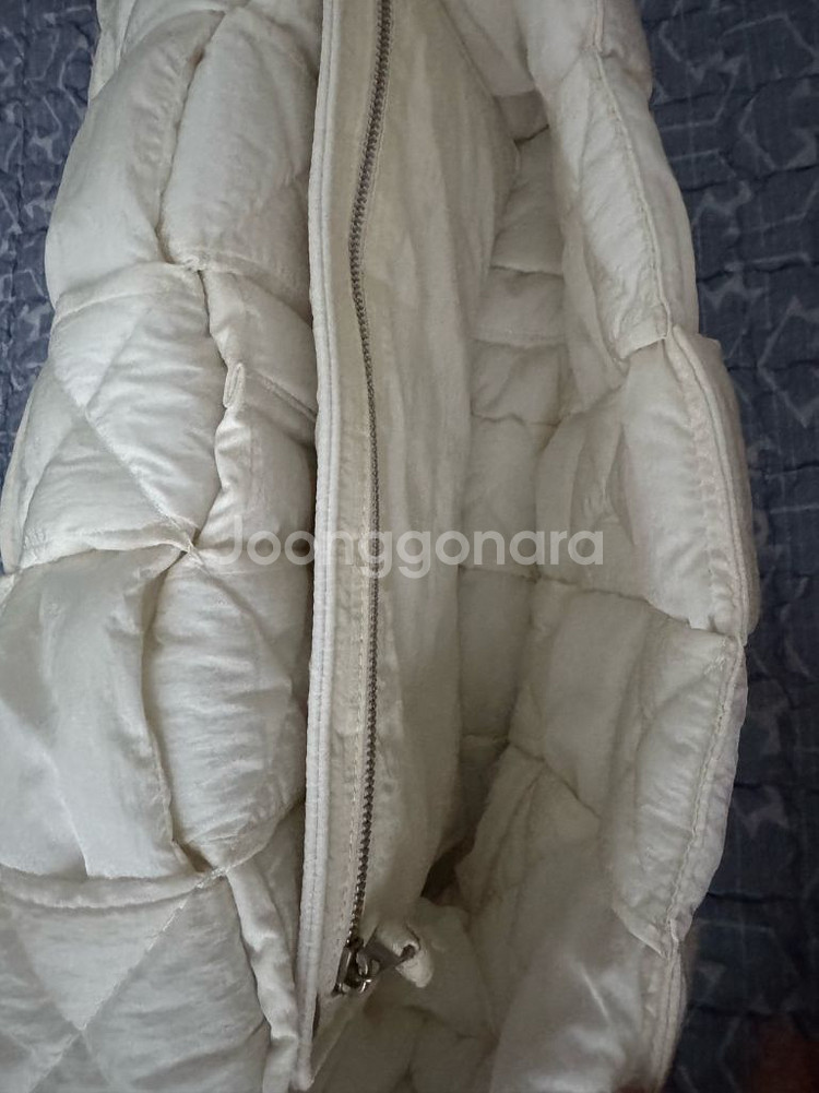 보테가베네타 맥시 패디드 테크 카세트백 화이트--4