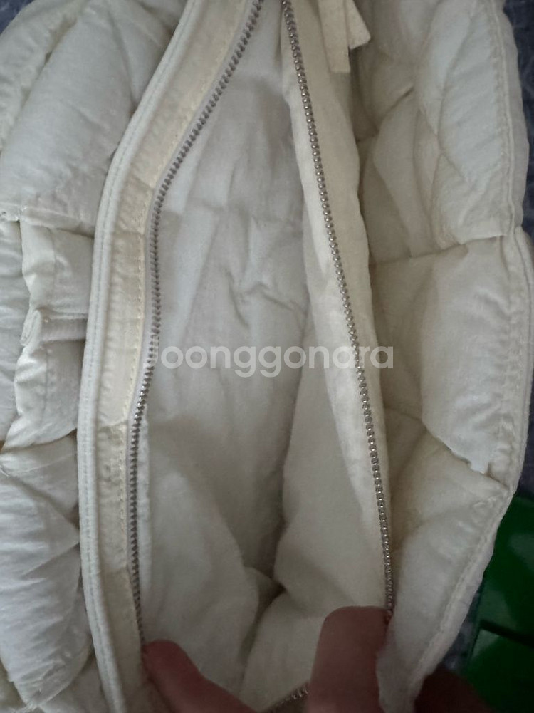 보테가베네타 맥시 패디드 테크 카세트백 화이트--3