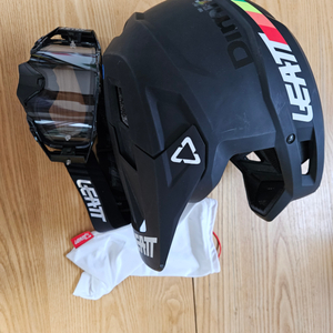 상태좋은 Leatt 헬멧, 고글, 목보호대(BMX)