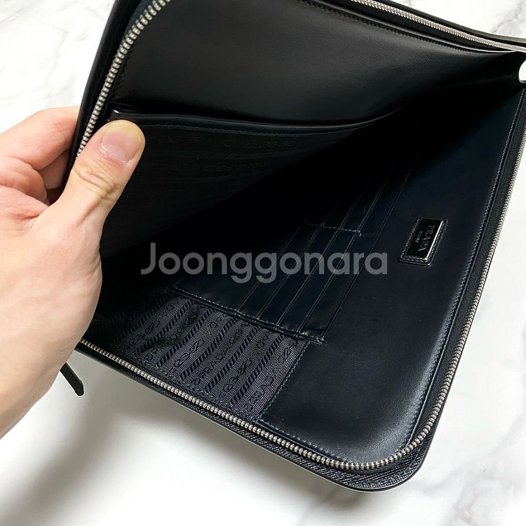 프라다 사피아노 레더 삼각로고 도큐먼트 클러치백--5