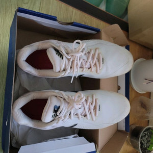뉴발란스 야구징화 화이트285mm 사이즈 팝니다