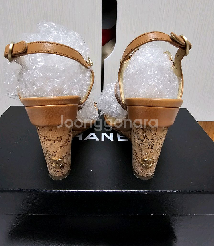 정품 샤넬 까멜리아 금장메달 웨지샌들--4