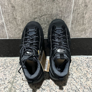 노스페이스 트랙션 여성 트레킹화(등산화) 새상품