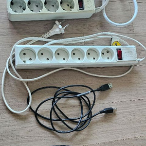 멀티탭 6구(2미터), 4구(5미터), USB 연결선,