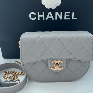 샤넬(CHANEL) 문백 캐비어 플랩 메신저 숄더 크로