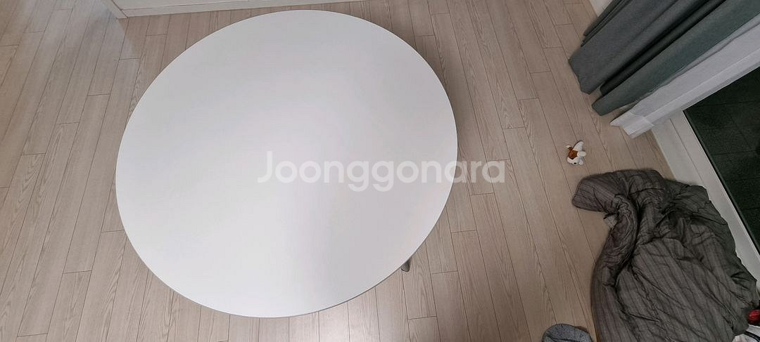 퍼시스 원형테이블 팝니다--1