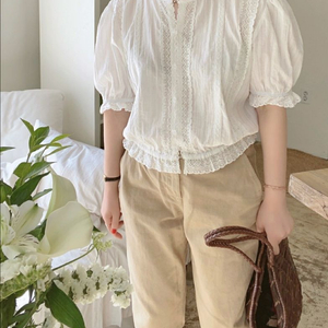 화이트 퍼프 레이스 블라우스 (새상품)