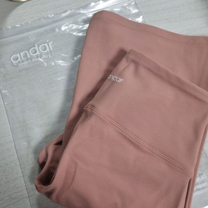 안다르 에어쿨링 부츠컷 레깅스(숏) S사이즈 더스티로즈