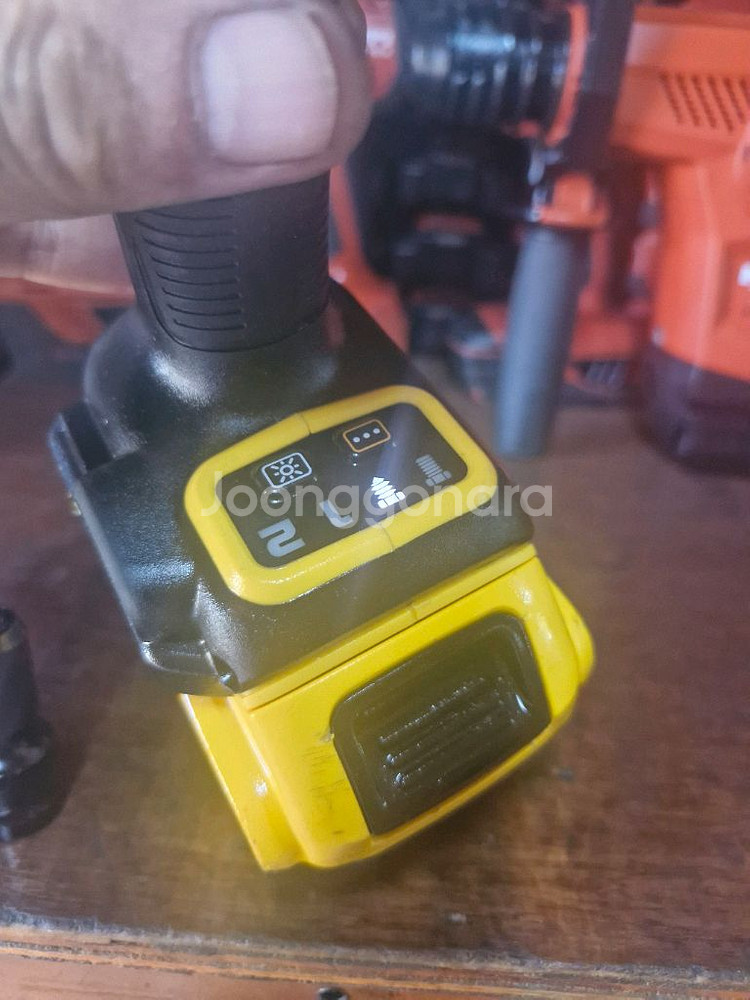 디월트충전임팩렌치DCF922 미드토크 속도조절2024--1