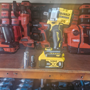 디월트충전임팩렌치DCF922 미드토크 속도조절2024