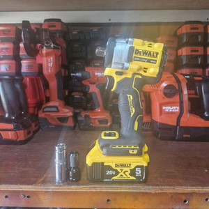 디월트충전임팩렌치DCF922 미드토크 속도조절