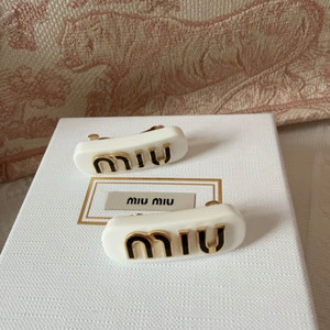 미우미우패션 헤어핀