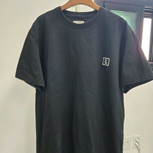 우영미 백로고 반팔티 블랙 46