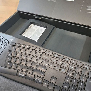 로지텍 인체공학 ergo k860 키보드. 국내 정발