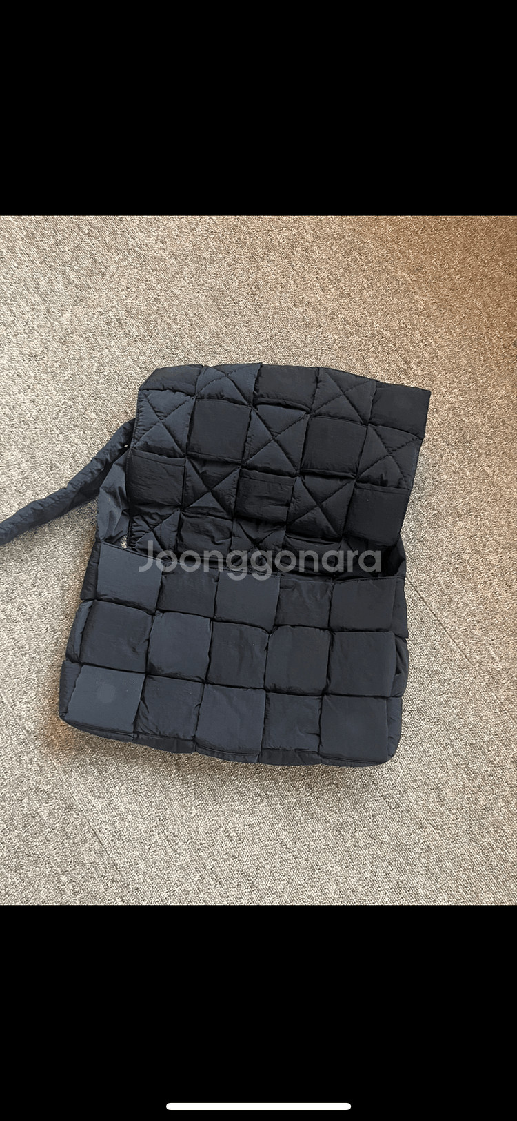 보테가베네타 카세트백_맥시 패딩 블랙--1