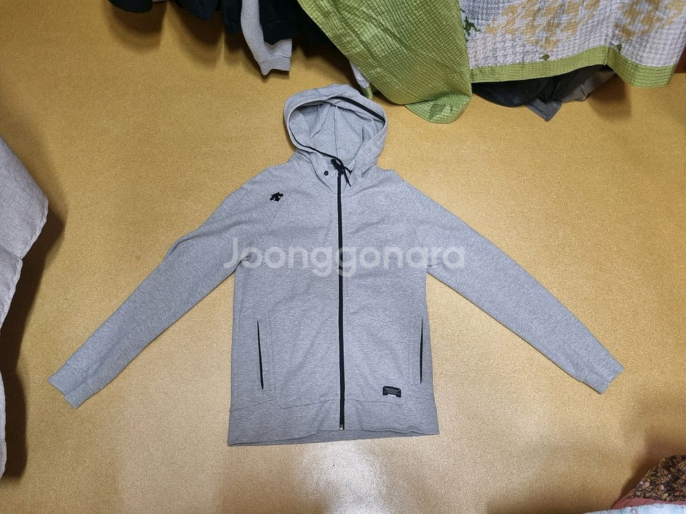 정품 데상트 후드집업 팝니다.--0