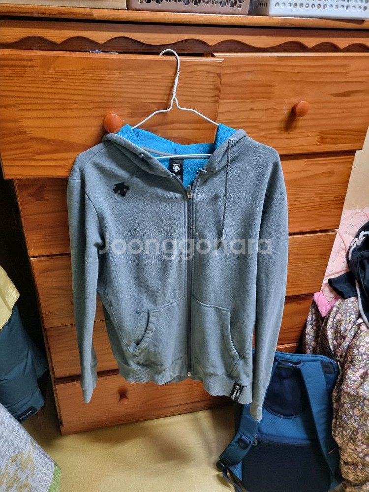 정품 데상트 후드집업 팝니다.--0