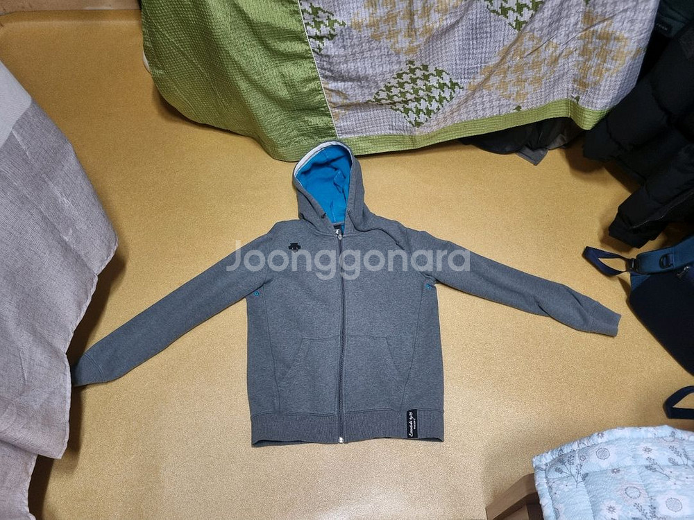 정품 데상트 후드집업 팝니다.--0