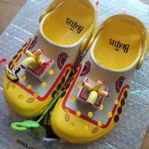크록스 비틀즈 옐로우 서브마린 클래식 클로그