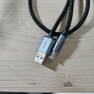 감성공장 USB A to C 케이블 팝니다.