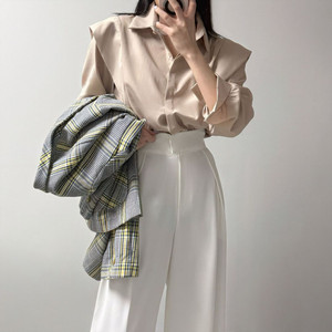 어깨패드 소매핀턱 히든단추 블라우스 셔츠