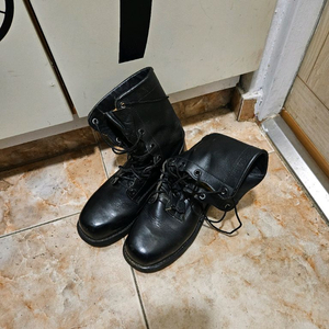 검정색 가죽 전투화. 부츠