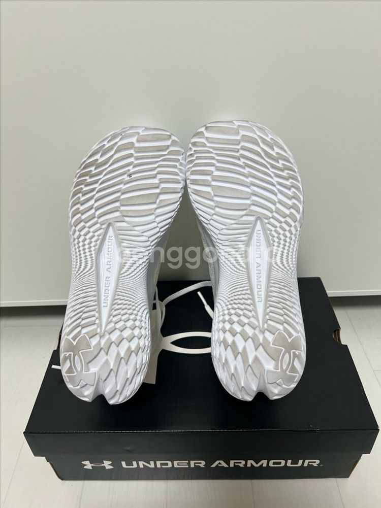 언더아머 Velociti 4 270--1