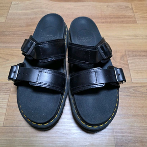 닥터마틴 마일즈 슬리퍼 판매 합니다