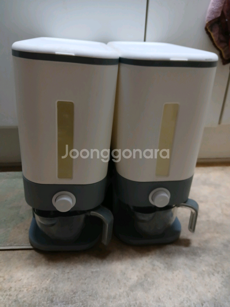 원터치 밀폐 쌀통 10kg 2개 일괄 15000원--0