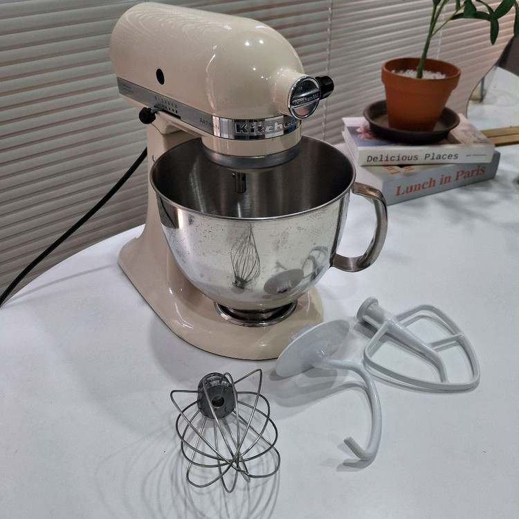 키친에이드 아티잔 5쿼터 반죽기 아몬드컬러 이미지