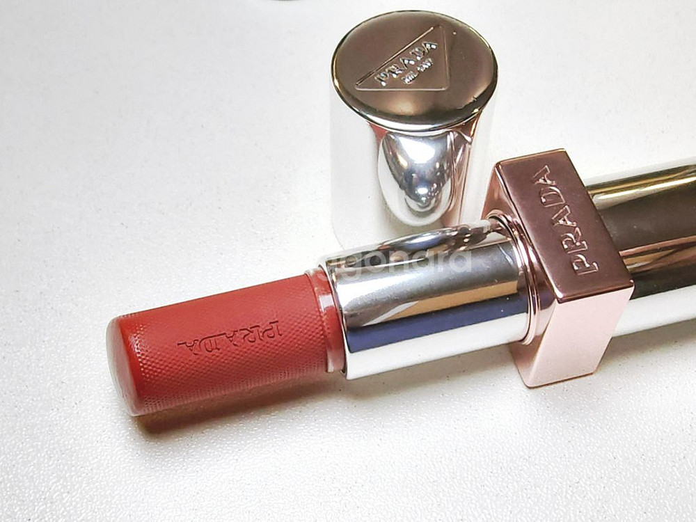 (거의새것) 최신상 프라다 글로우 밤 U014 U016--5