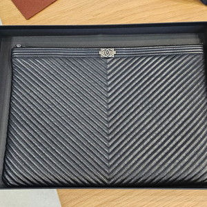 샤넬 쉐브론 보이 빈티지 은장 클러치 블랙 라지