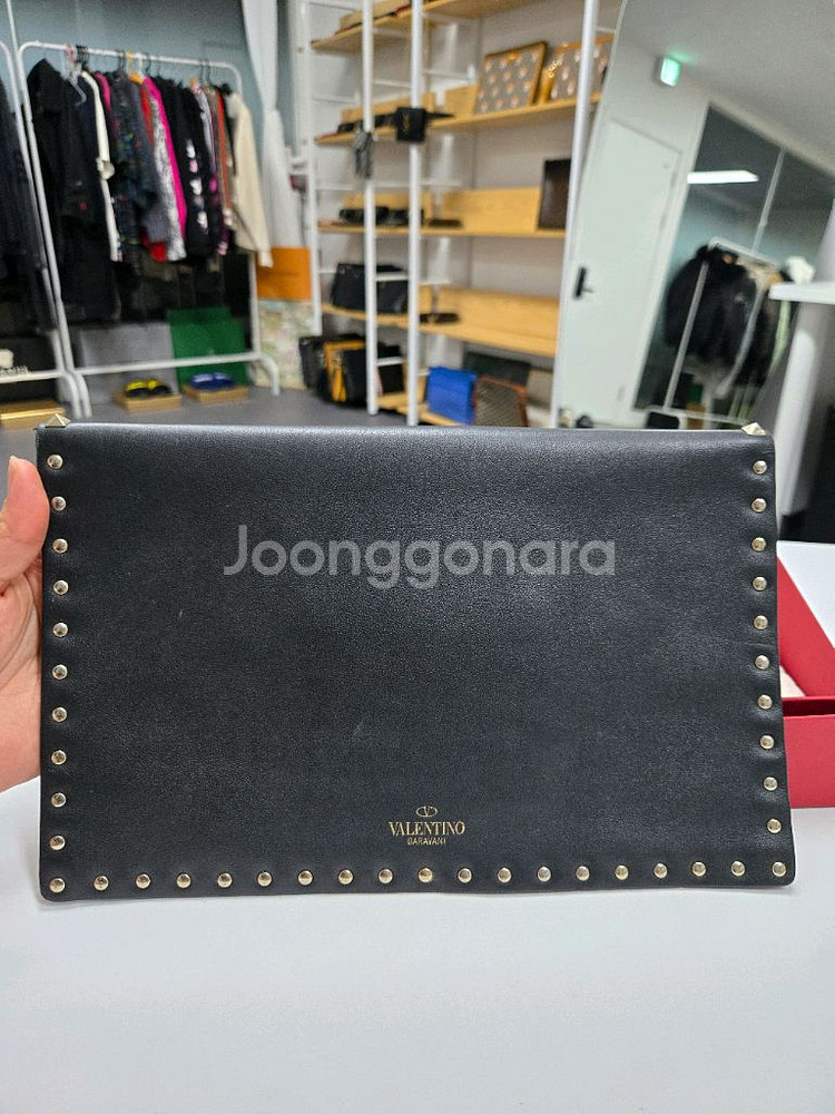 발렌티노 락스터드 클러치--1