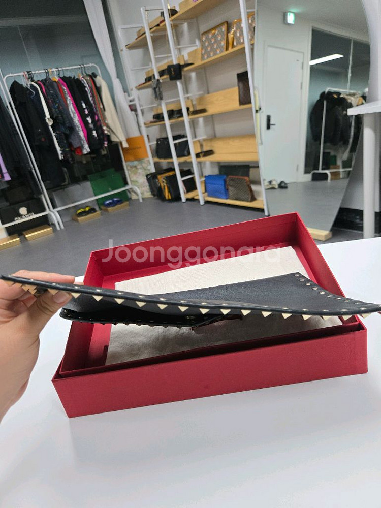 발렌티노 락스터드 클러치--3