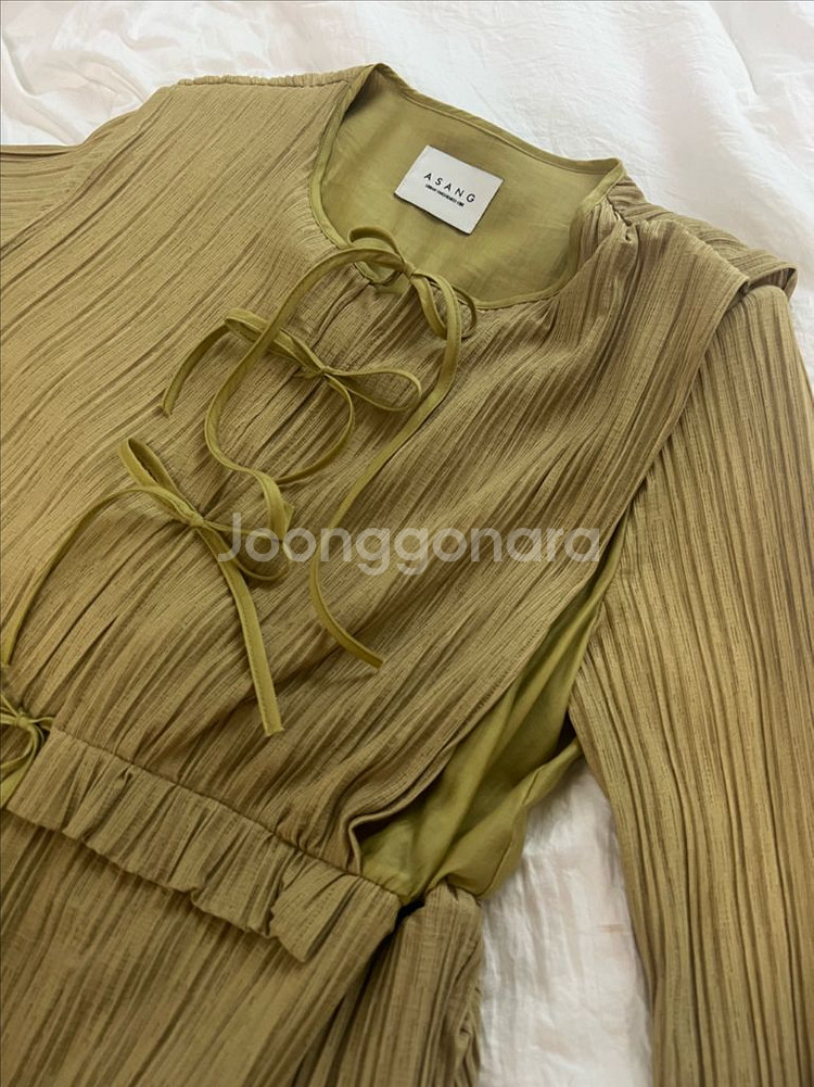 아상 리본 플리츠 로브 올리브컬러--1