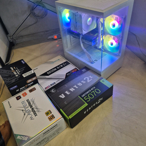 영상편집 게이밍 RTX5070 라이젠9600X 화이트