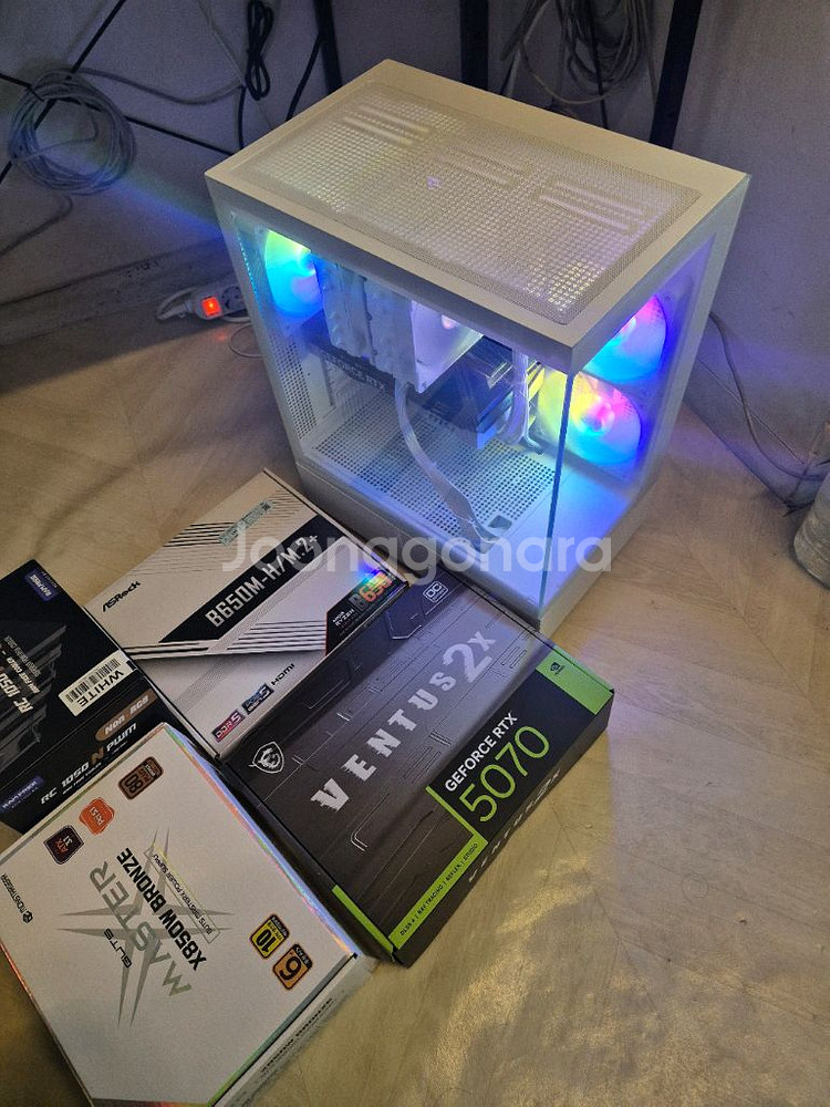 영상편집 게이밍 RTX5070 라이젠9600X 화이트--1