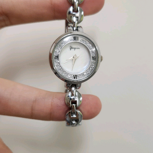 Yagin 여성 은색 메탈 시계