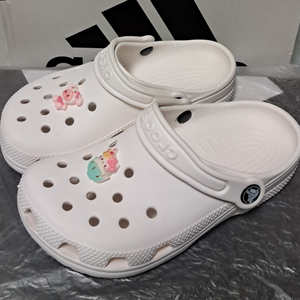 크록스j1 200 지비츠포함 클래식클로그