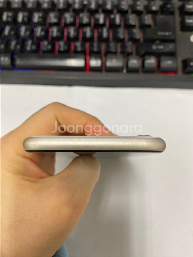 아이폰SE3 화이트 A급 64GB 배터리90%--5