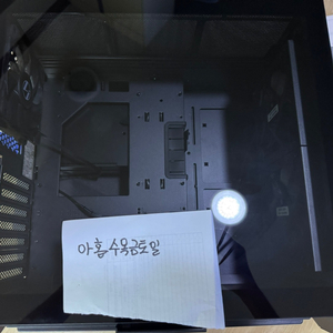 리안리 O11 AIR MINI 컴퓨터 케이스 팝니다.