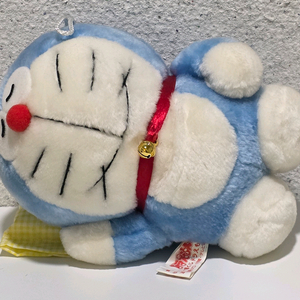 누워있는 도라에몽 인형 보내요.
