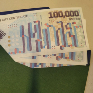 현대백화점 상품권 10만원권 5장입니다.