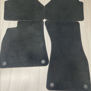 아우디 A6 c8 순정 발매트 팝니다