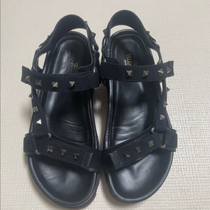 발렌티노 락스터드 남성샌들